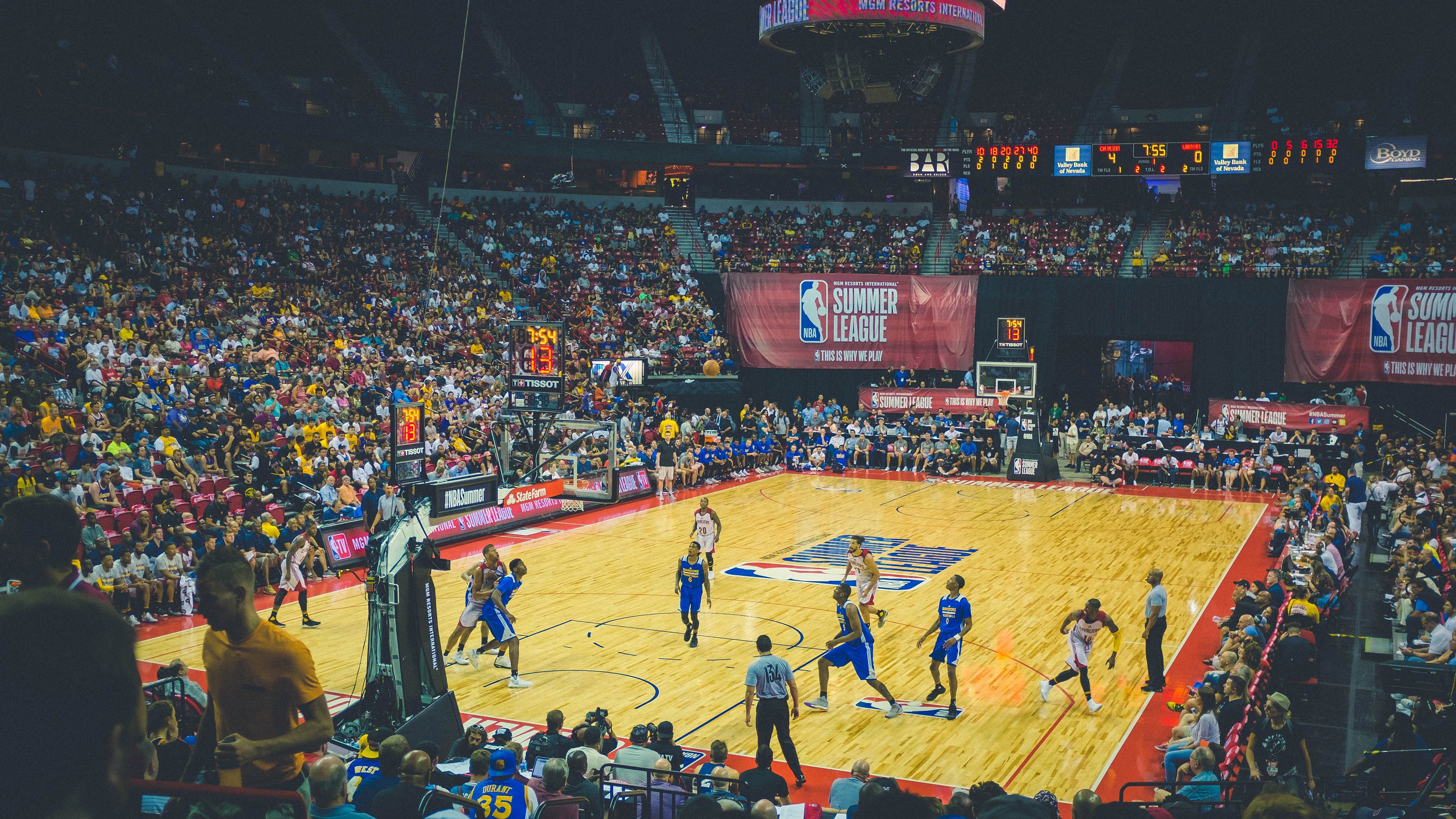 公牛带队取胜！Karsa重要时刻持续失利，观众掌声雷动的夜晚